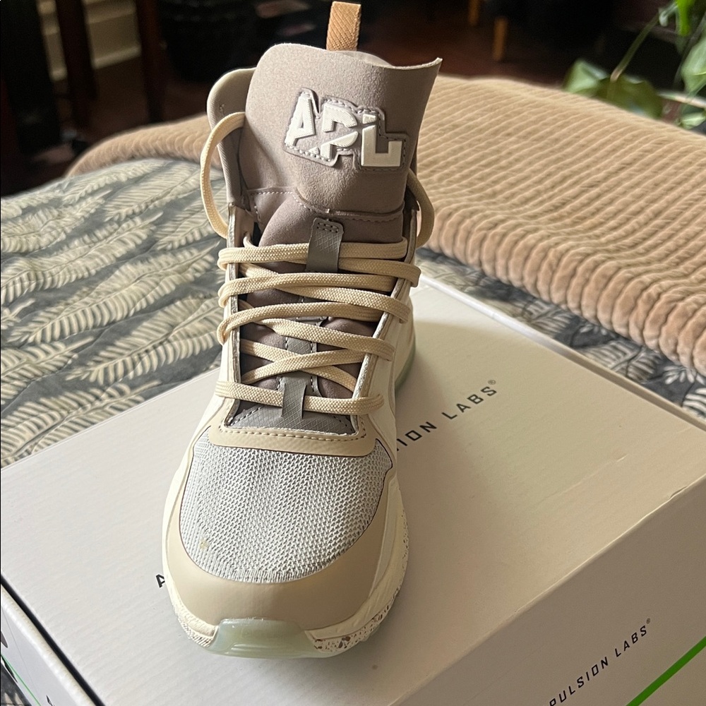 APL Women’s Techloom Defender sneakers. Size 7.